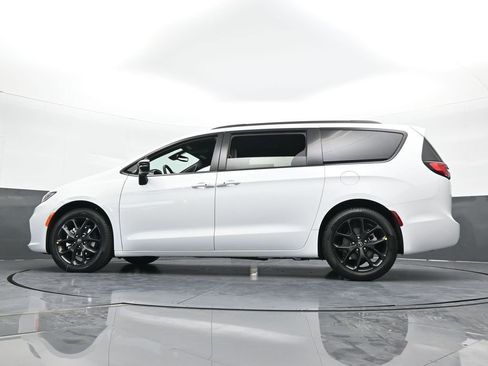 New 2026 Chrysler Pacifica Select image 56