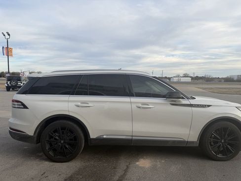 Used 2023 Lincoln Aviator Standard w/ Premium Package image 6