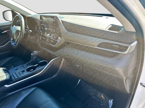 Used 2022 Toyota Highlander XLE image 32