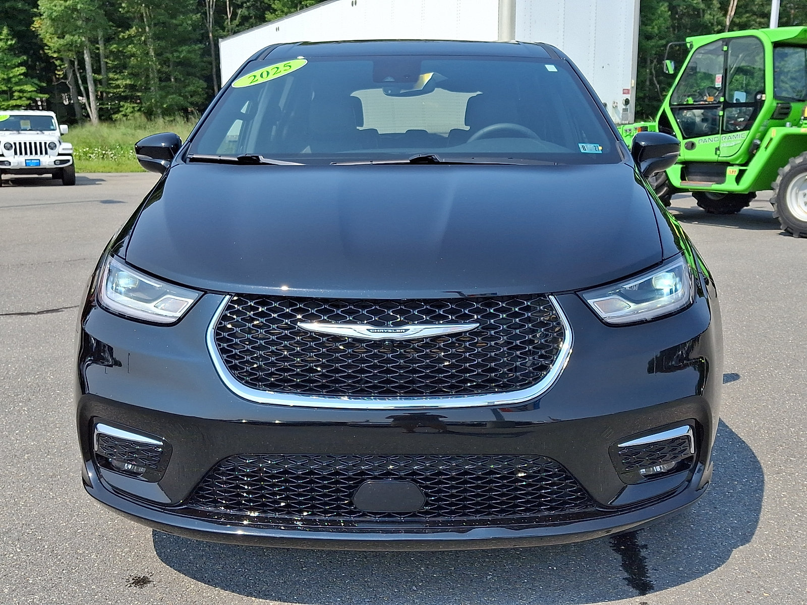 Used 2025 Chrysler Pacifica Select AWD/4WD image 2