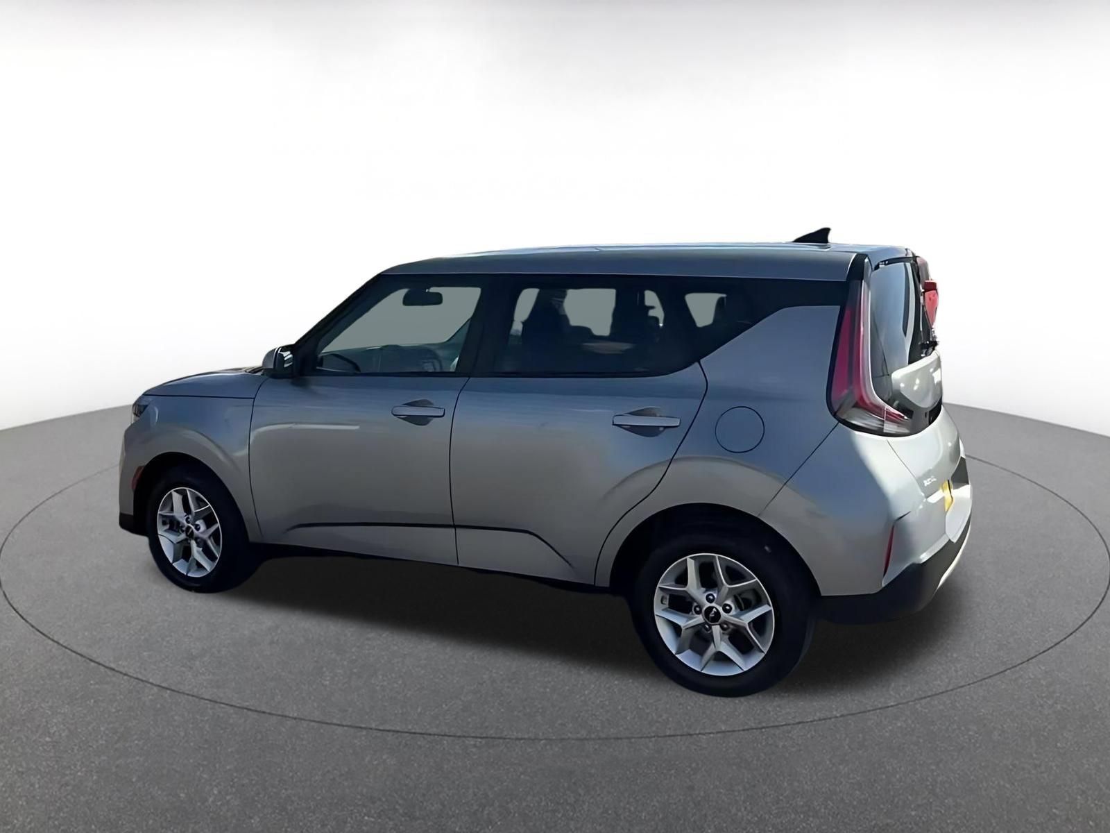 Used 2025 Kia Soul LX w/ LX Technology Package FWD image 9