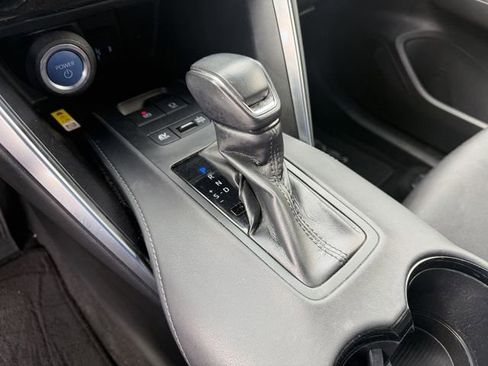 Used 2022 Toyota Venza LE AWD/4WD image 16