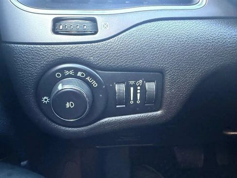 Used 2019 Jeep Cherokee Latitude Plus w/ Cold Weather Group AWD/4WD image 17