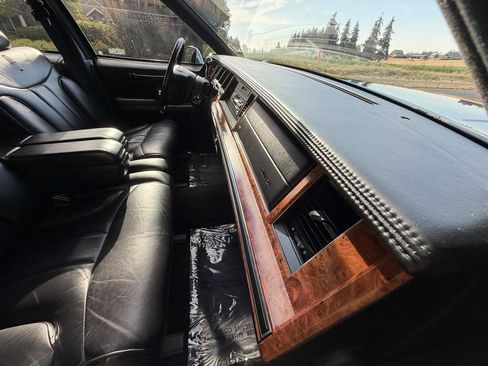 Used 1993 Lincoln Town Car Signature RWD image 42