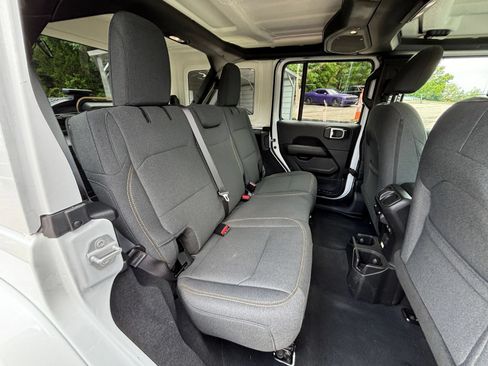 Used 2025 Jeep Wrangler Unlimited Sahara AWD/4WD image 35