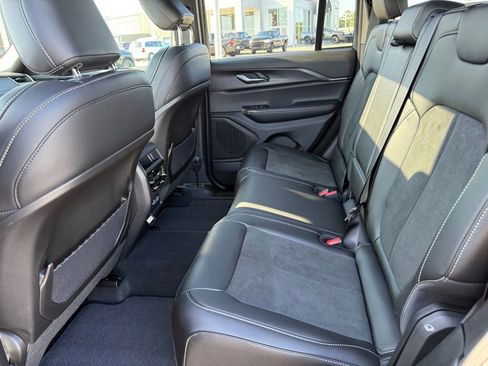 New 2025 Jeep Grand Cherokee Altitude image 23