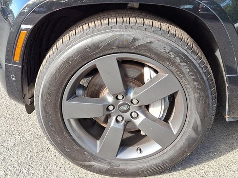 Used 2023 Land Rover Defender 130 X-Dynamic SE image 9