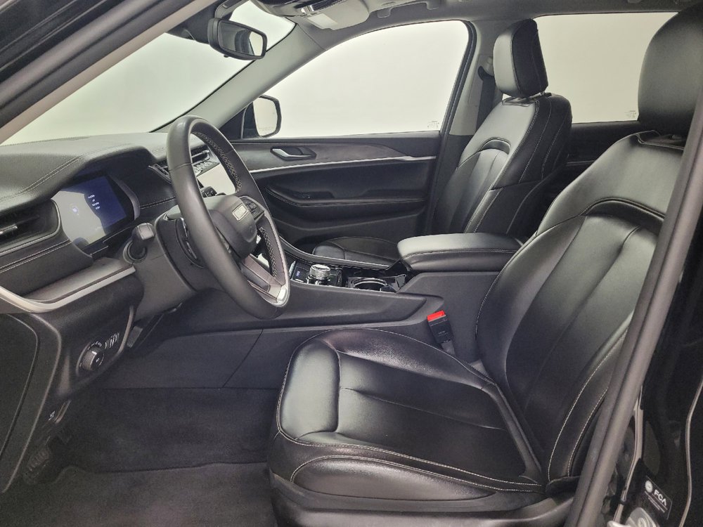 Used 2023 Jeep Grand Cherokee Limited w/ Black Appearance Package AWD/4WD image 17