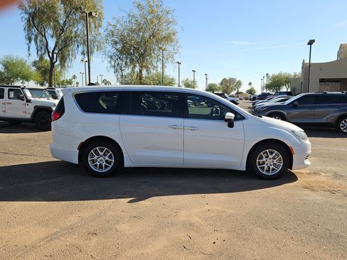 Used 2021 Chrysler Voyager LX image 4