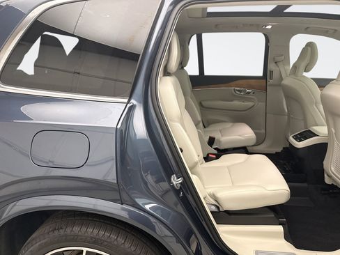 Used 2022 Volvo XC90 T6 Momentum w/ Climate Package AWD/4WD image 21