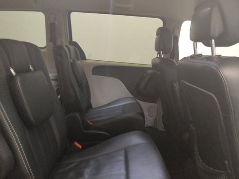 Used 2016 Chrysler Town & Country Touring FWD image 19