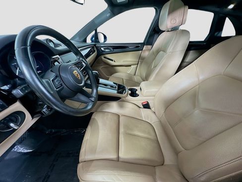 Certified 2023 Porsche Macan image 5