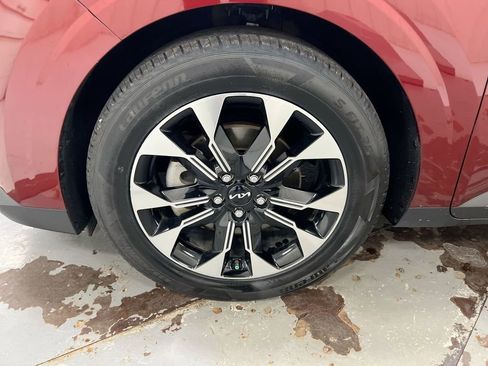 Used 2024 Kia Carnival EX FWD image 23