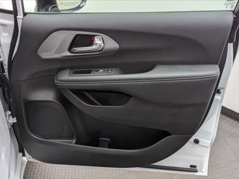 Used 2026 Chrysler Pacifica Select image 23