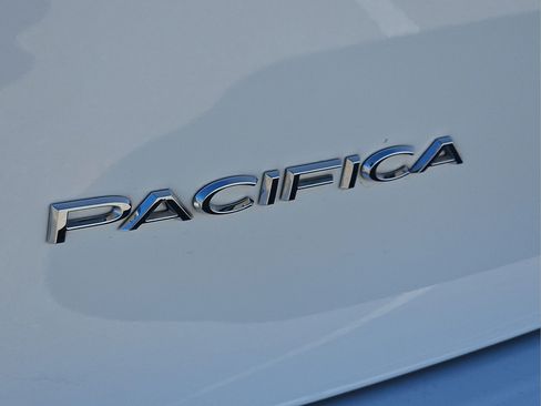 Used 2022 Chrysler Pacifica Limited FWD image 11