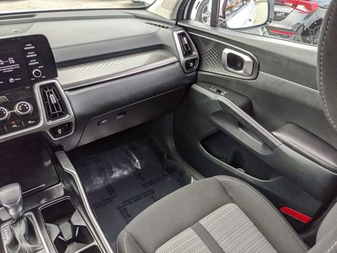 Used 2022 Kia Sorento LX image 15
