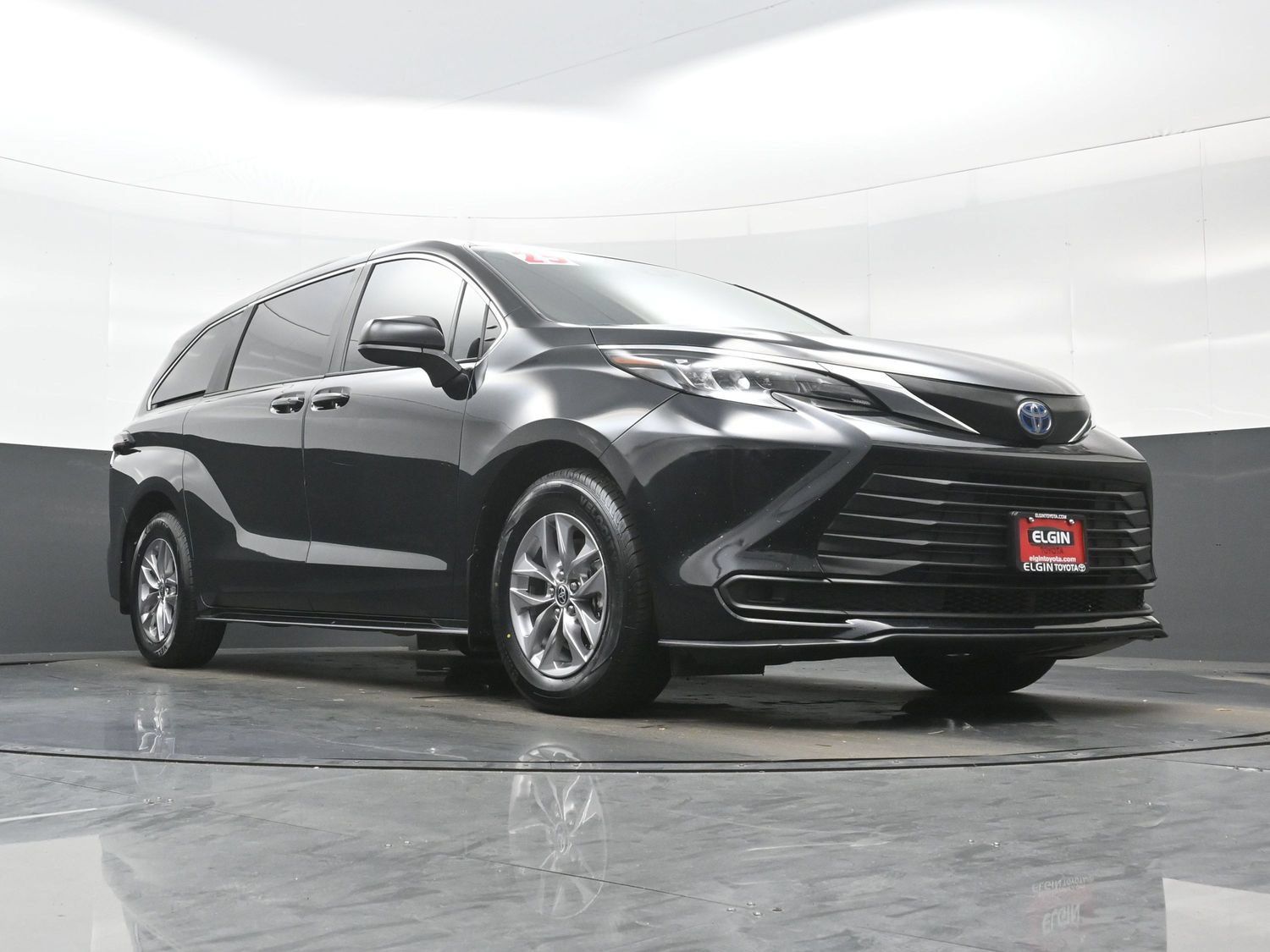 Used 2025 Toyota Sienna LE AWD/4WD image 27