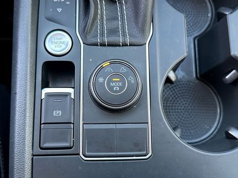 Used 2023 Volkswagen Atlas SE image 30