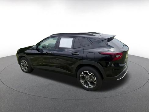 Used 2025 Chevrolet Trax LT w/ LT Convenience Package FWD image 10