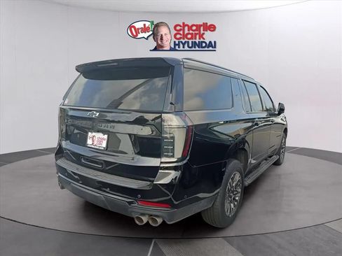 Used 2025 Chevrolet Suburban Z71 w/ Comfort Package AWD/4WD image 4