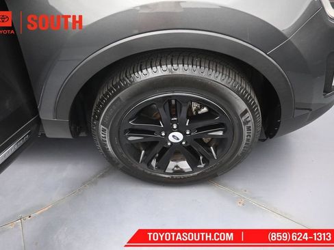 Used 2017 Ford Explorer XLT w/ Equipment Group 202A FWD image 36
