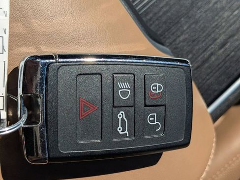 Used 2024 Land Rover Range Rover Long Wheelbase Autobiography image 25