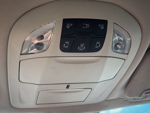 Used 2019 Chrysler Pacifica Touring Plus w/ Tire & Wheel Group FWD image 17