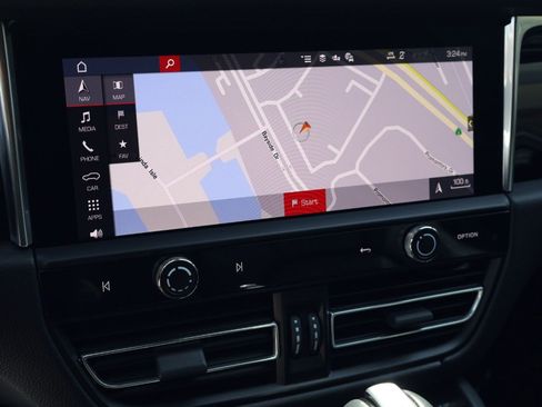 Certified 2025 Porsche Macan AWD/4WD image 18