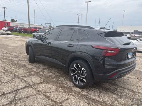 Used 2025 Chevrolet Trax RS w/ Sunroof Package FWD image 4