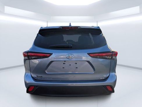 Used 2023 Toyota Highlander XLE FWD image 4
