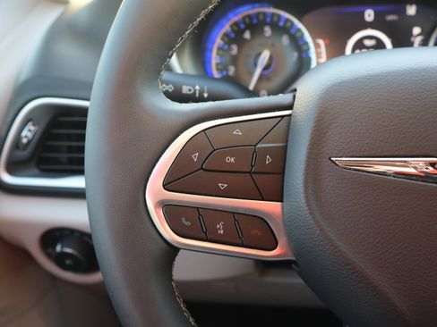 Used 2024 Chrysler Pacifica Touring-L image 18