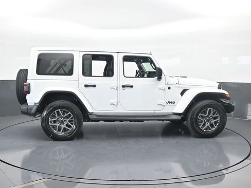 Used 2025 Jeep Wrangler Sahara AWD/4WD image 7
