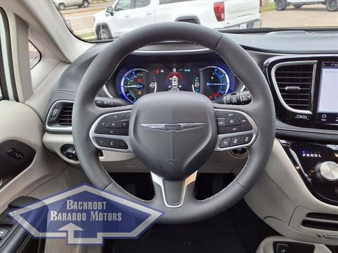 Used 2024 Chrysler Pacifica Select image 21