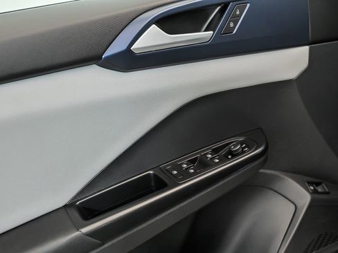 Used 2023 Volkswagen Taos SE w/ Panoramic Sunroof Package image 9