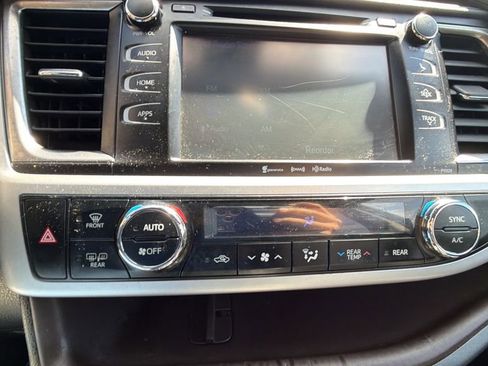 Used 2017 Toyota Highlander Plus AWD/4WD image 21