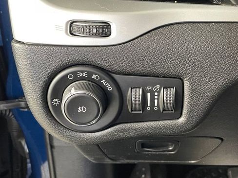 Used 2018 Jeep Cherokee Latitude Plus w/ Cold Weather Group AWD/4WD image 15