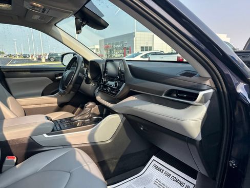 Used 2021 Toyota Highlander XLE AWD/4WD image 42