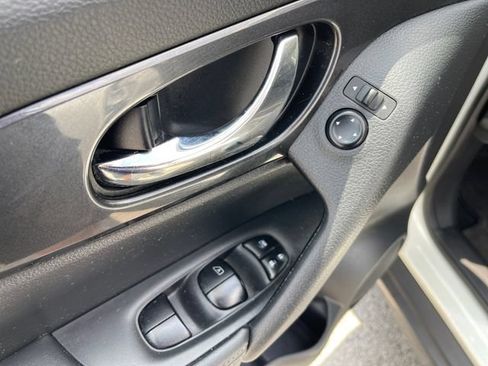 Used 2018 Nissan Rogue SV FWD image 27