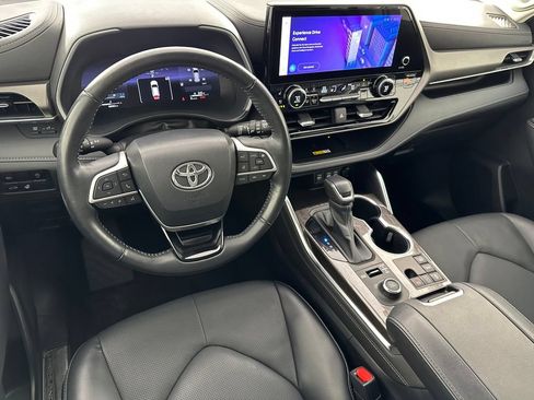 Used 2023 Toyota Highlander Limited AWD/4WD image 37