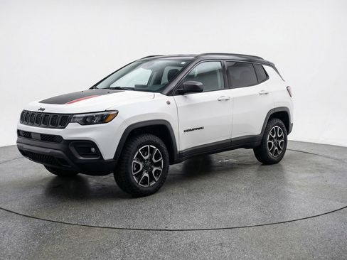Used 2025 Jeep Compass Trailhawk AWD/4WD image 3