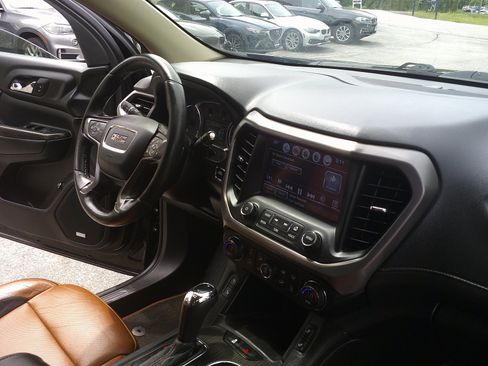 Used 2017 GMC Acadia SLT AWD/4WD image 16