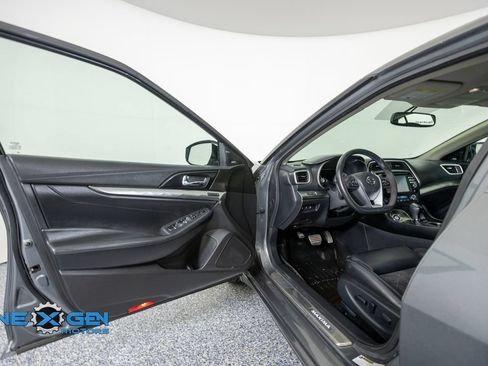 Used 2018 Nissan Maxima SR w/ Midnight Edition FWD image 10