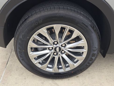 Used 2025 Cadillac XT4 Premium Luxury FWD image 31