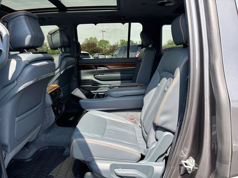 Used 2022 Jeep Grand Wagoneer Series II w/ Convenience Group III AWD/4WD image 16