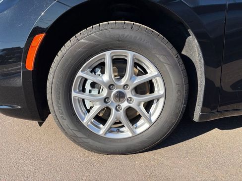 Certified 2024 Chrysler Pacifica Touring-L FWD image 12
