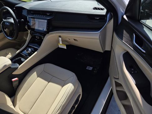 New 2026 Jeep Grand Cherokee Limited image 8