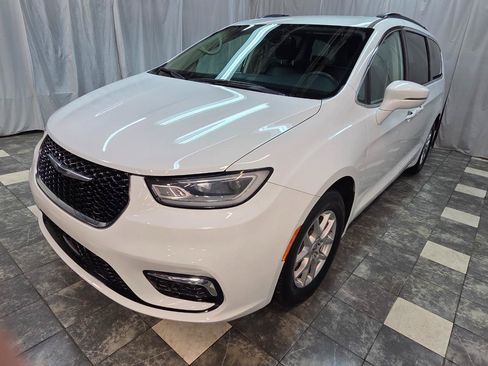 Used 2022 Chrysler Pacifica Touring-L FWD image 2