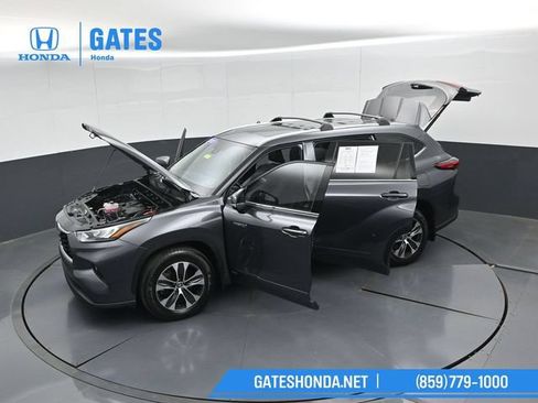 Used 2020 Toyota Highlander XLE AWD/4WD image 56