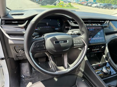 Used 2023 Jeep Grand Cherokee 30th Anniversary AWD/4WD image 13