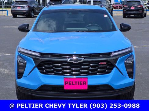 Used 2024 Chevrolet Trax RS w/ Sunroof Package FWD image 2